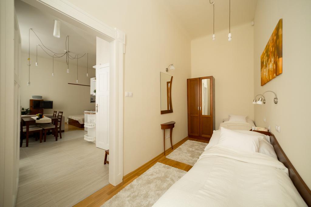Family Buddha Apartment Boedapest Buitenkant foto